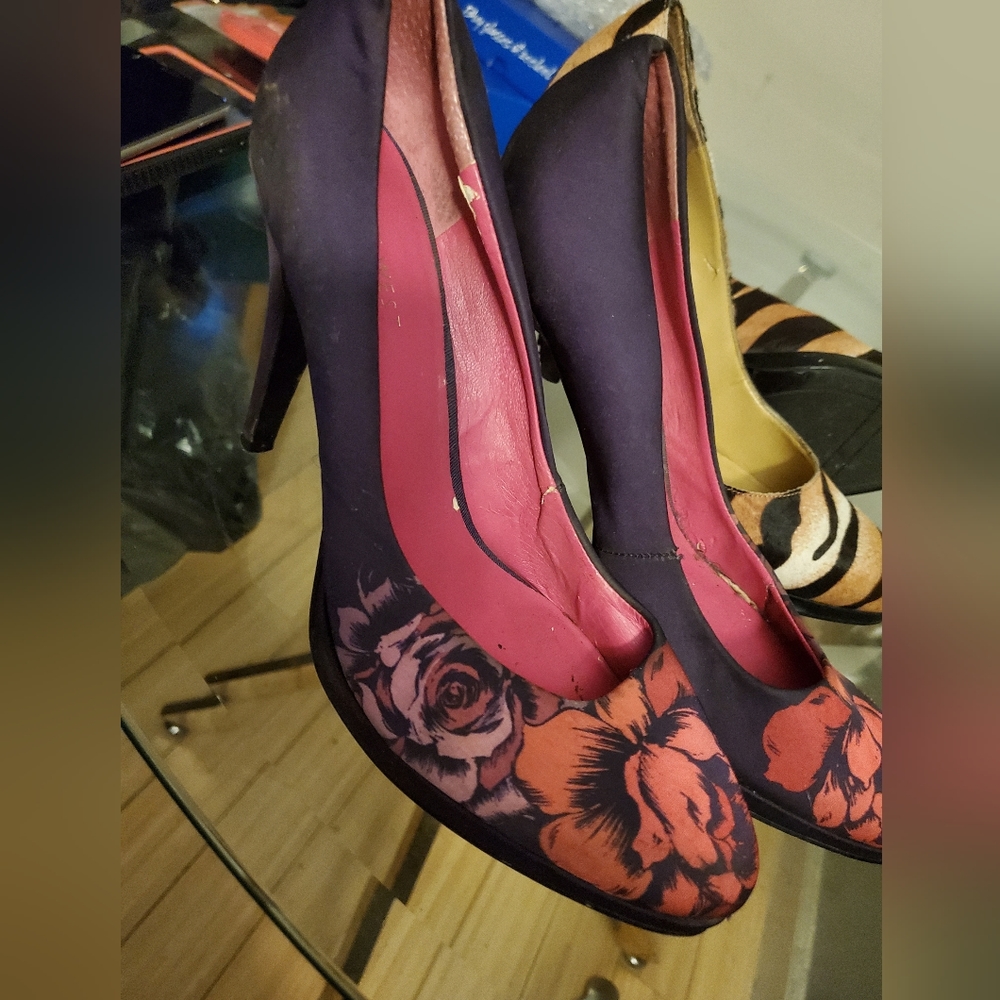 Purple pumps
